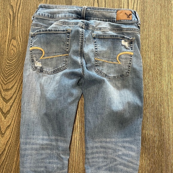American Eagle Crop Jeans Ripped Super Stretch Denim Whisker Medium Wash Size 6 - Picture 11 of 11